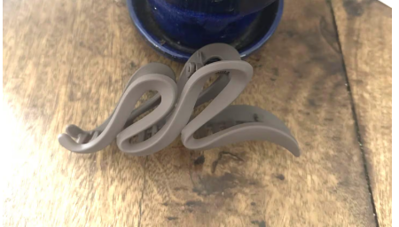 Wavy Hair Claw Clip: Strong Grip for All Hair Types- barrette